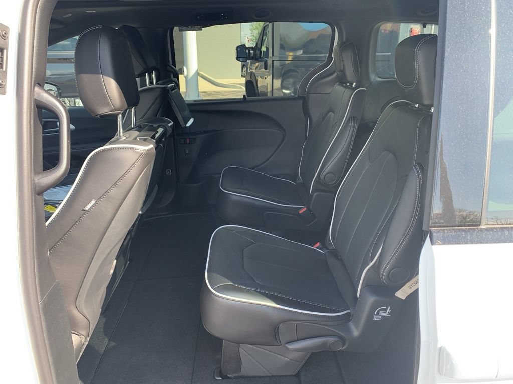 New 2026 Chrysler Pacifica Limited w/ Uconnect Theater Family Group AWD/4WD image 16