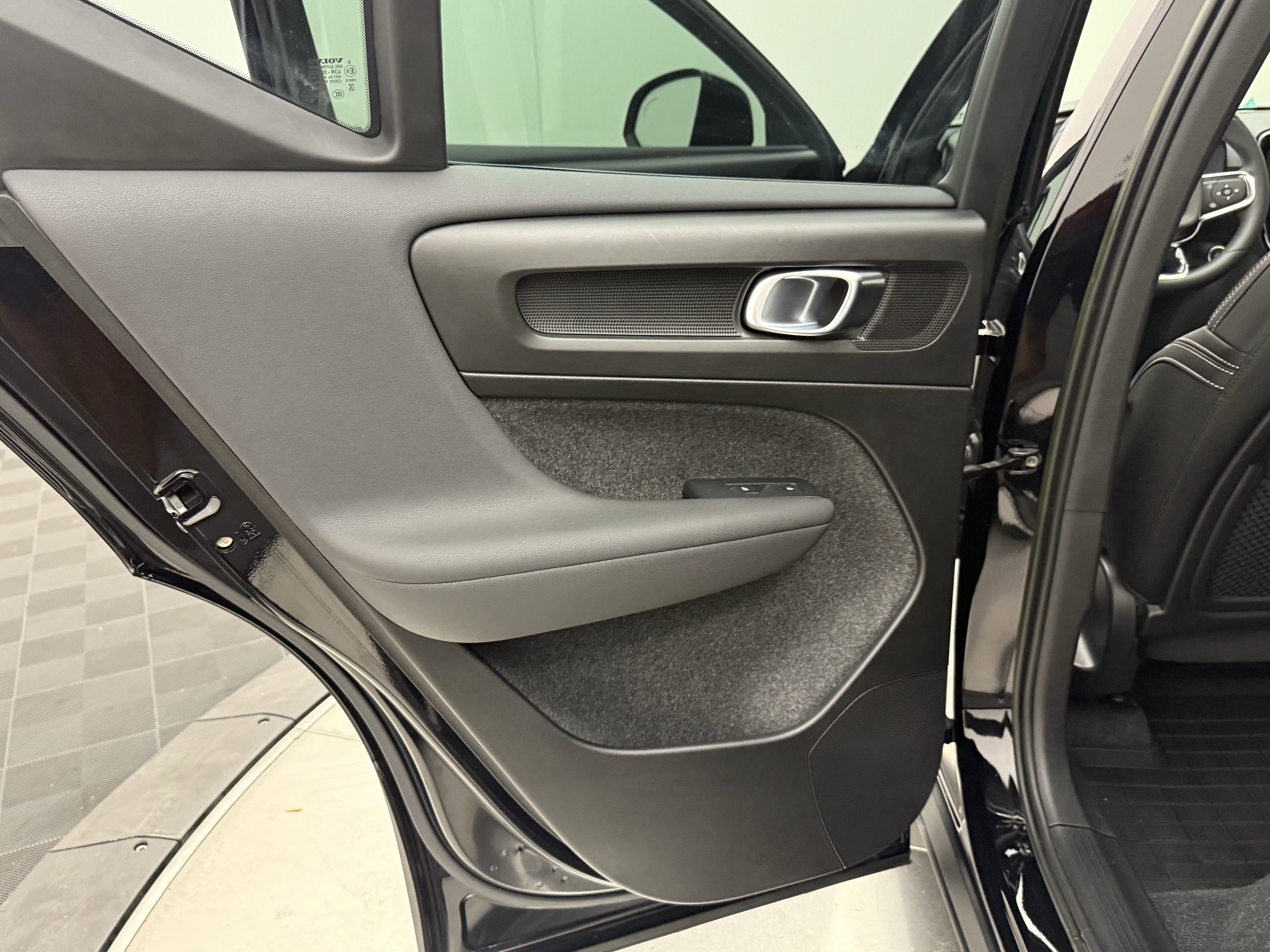 Certified 2023 Volvo XC40 B5 Ultimate w/ Protection Package Premier image 23