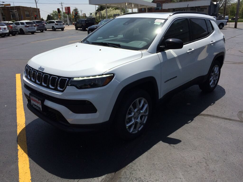 Used 2023 Jeep Compass Latitude w/ Sun and Sound Group AWD/4WD image 5