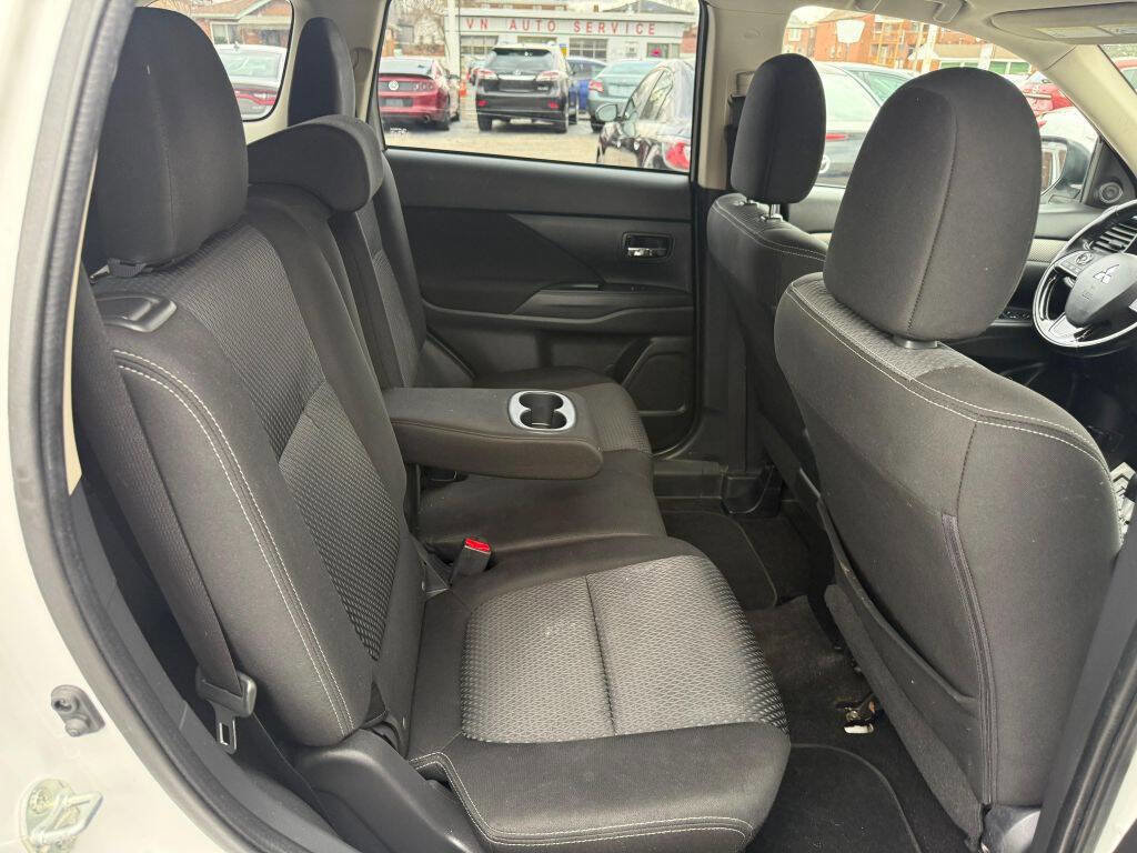 Used 2016 Mitsubishi Outlander SE image 27