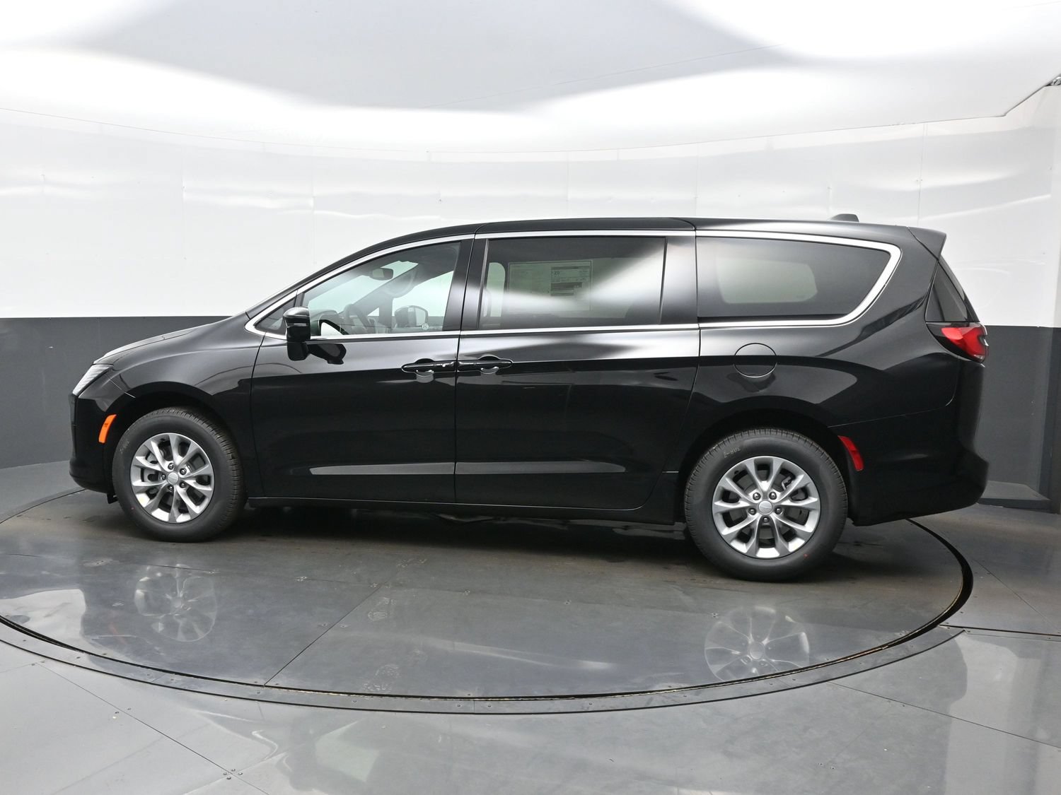 New 2027 Chrysler Pacifica Select AWD/4WD image 4