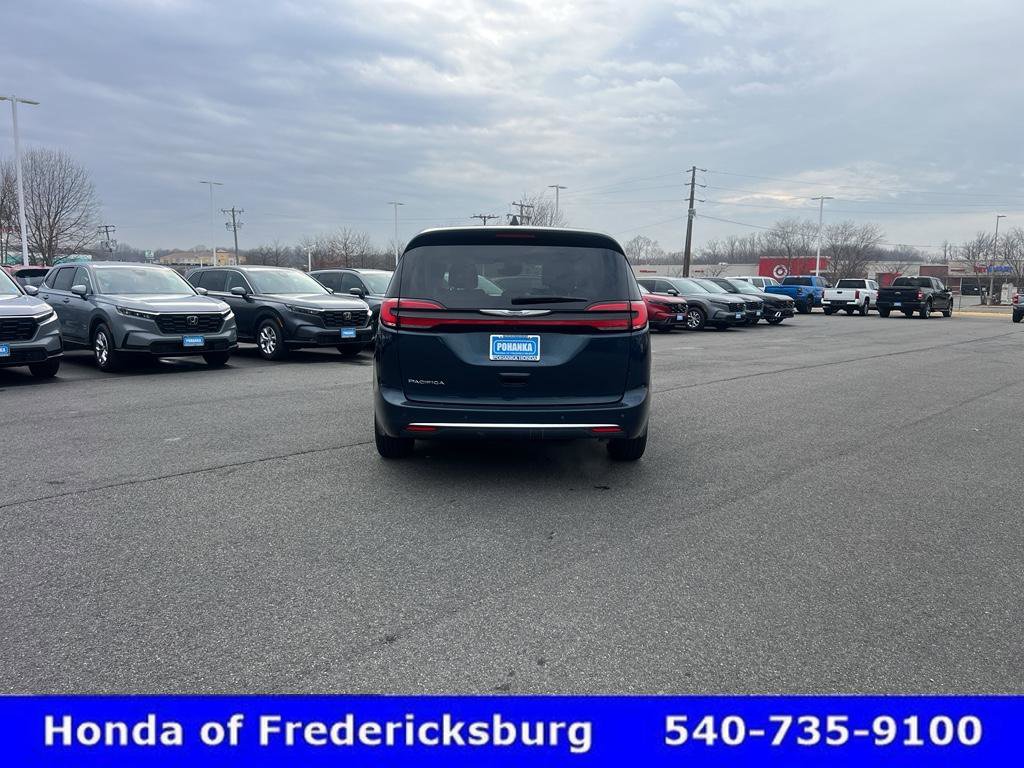 Used 2023 Chrysler Pacifica Touring-L image 6