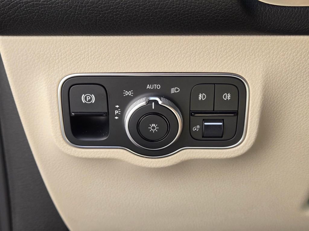 Used 2021 Mercedes-Benz GLB 250 image 24