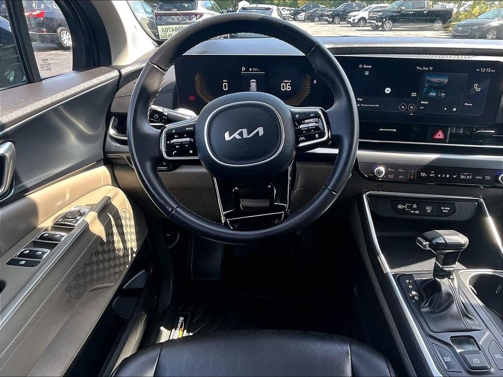 Used 2025 Kia Carnival FWD image 17