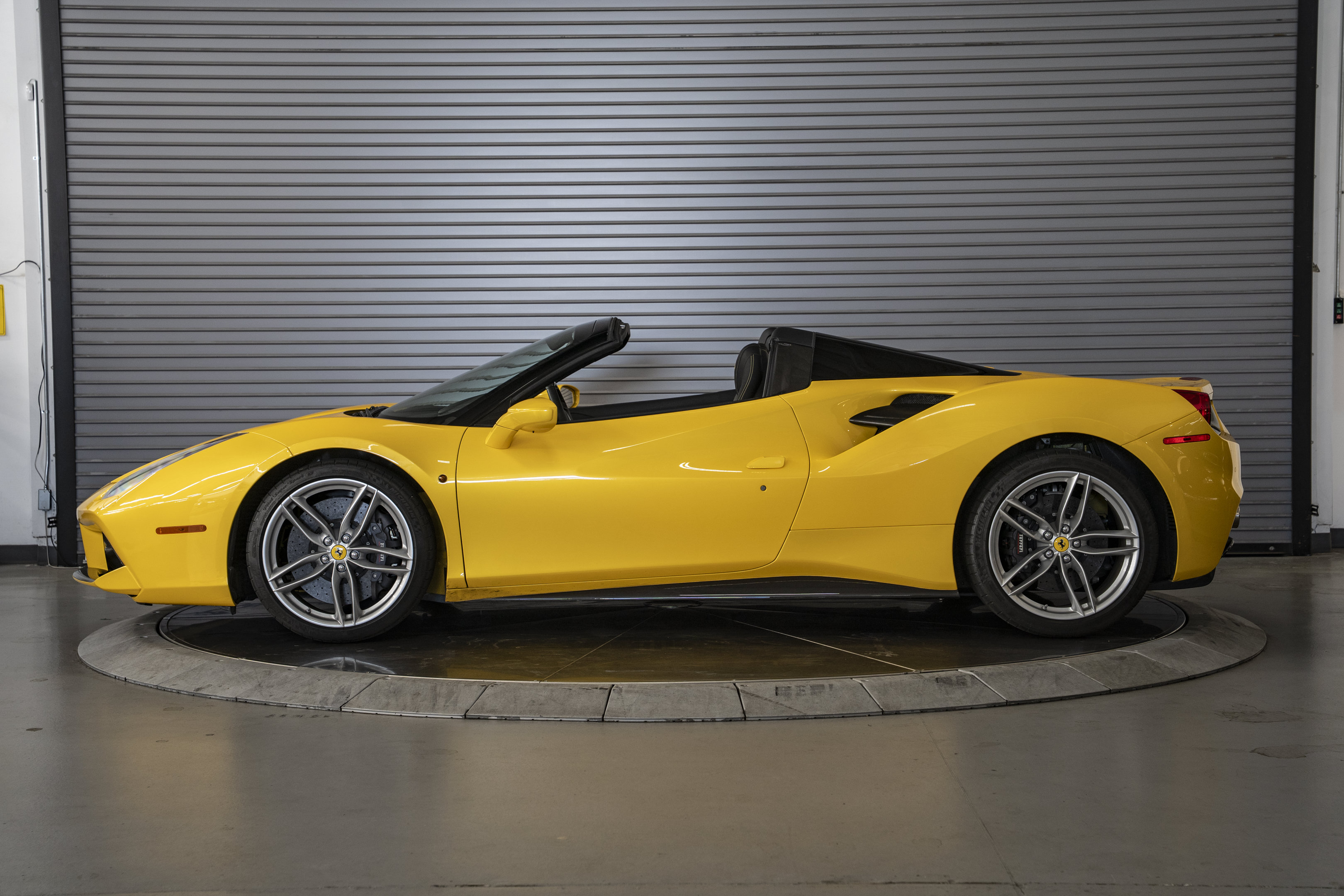 Used 2018 Ferrari 488 Spider RWD image 8
