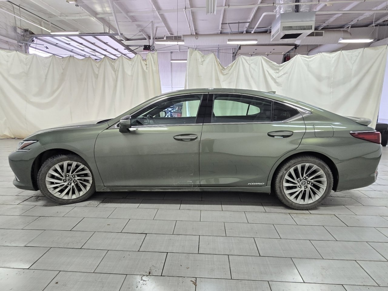 Used 2019 Lexus ES 300h w/ Accessory Package 2 image 13