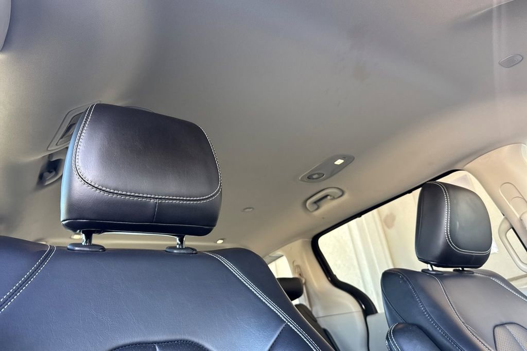 Used 2023 Chrysler Pacifica Touring-L image 26
