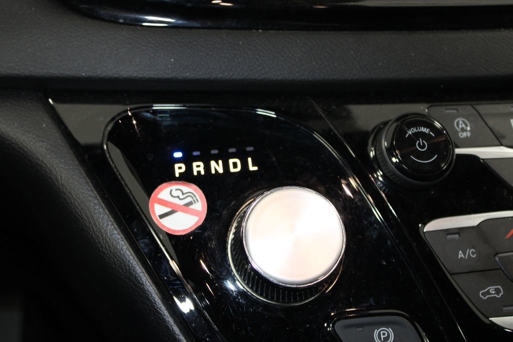 Used 2025 Chrysler Pacifica Select image 29