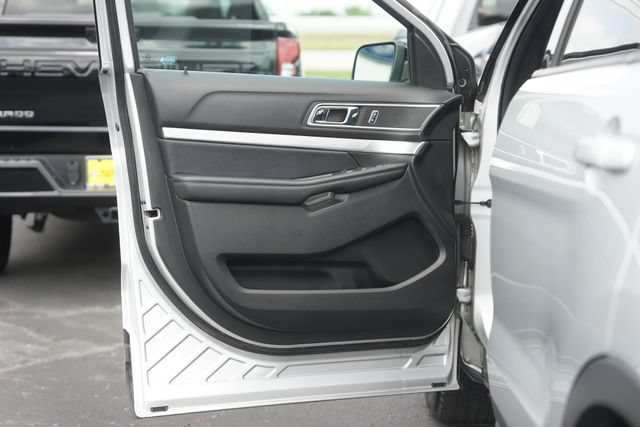 Used 2017 Ford Explorer XLT w/ Equipment Group 202A FWD image 32