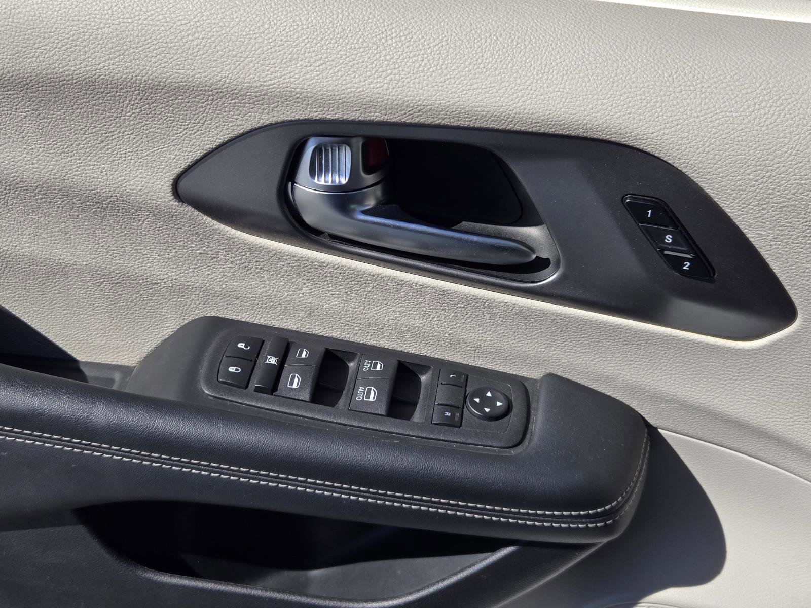 Certified 2023 Chrysler Pacifica Touring-L image 21