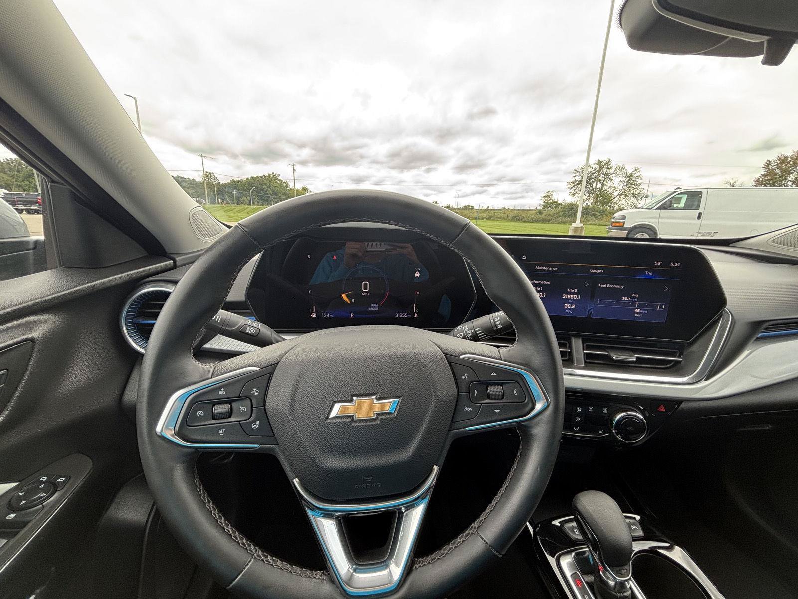 Used 2025 Chevrolet Trax LT w/ LT Convenience Package FWD image 25