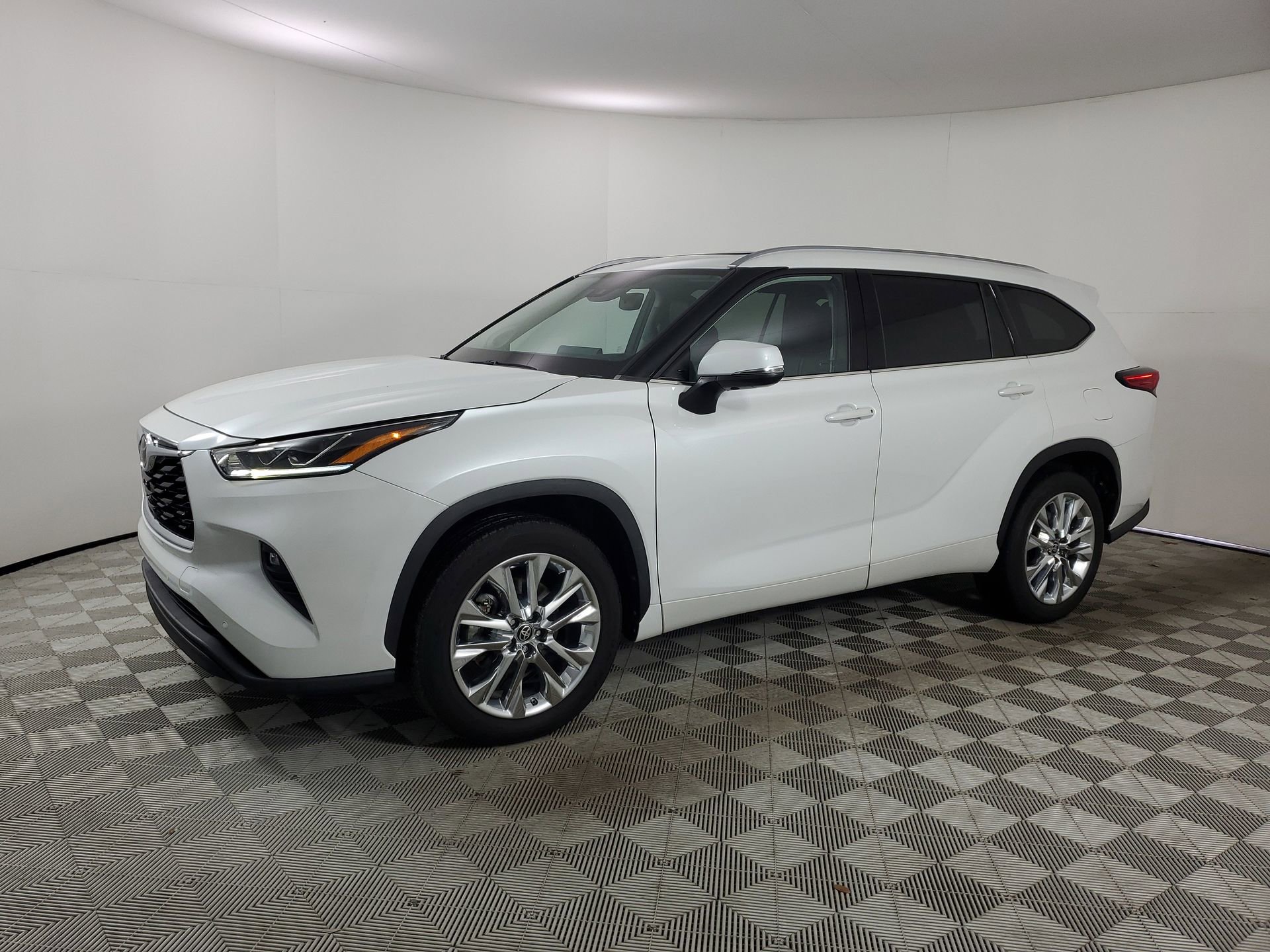 Used 2023 Toyota Highlander Limited image 5