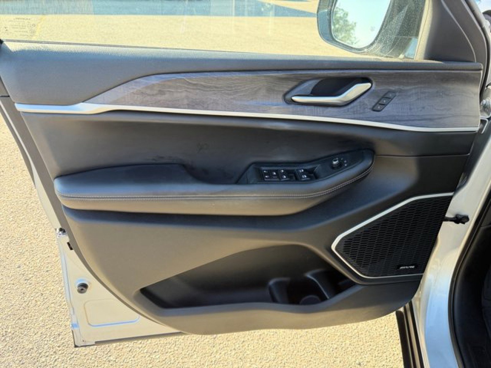 Used 2023 Jeep Grand Cherokee L Limited w/ Luxury Tech Group II image 21