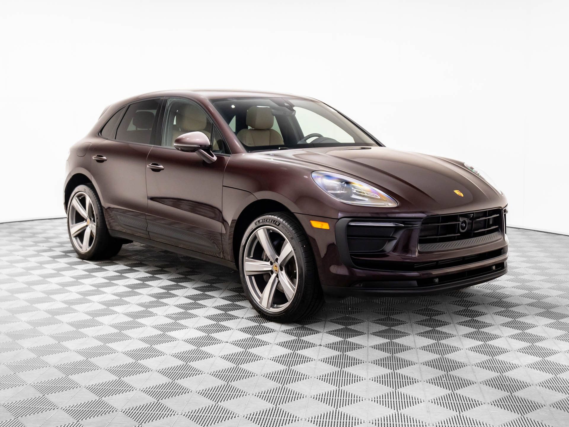 Certified 2023 Porsche Macan image 6