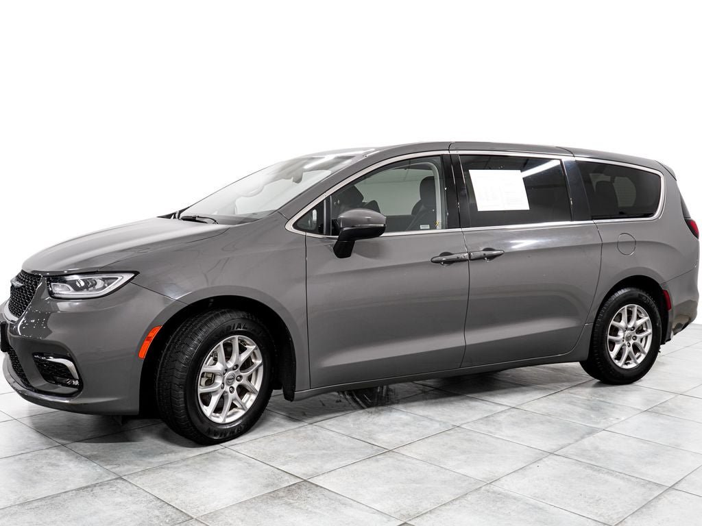 Used 2023 Chrysler Pacifica Touring-L FWD image 4