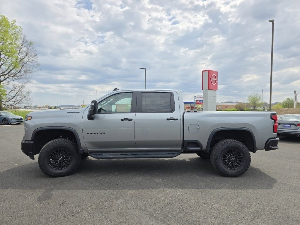 Used 2024 Chevrolet Silverado 2500 ZR2 w/ Technology Package AWD/4WD image 9