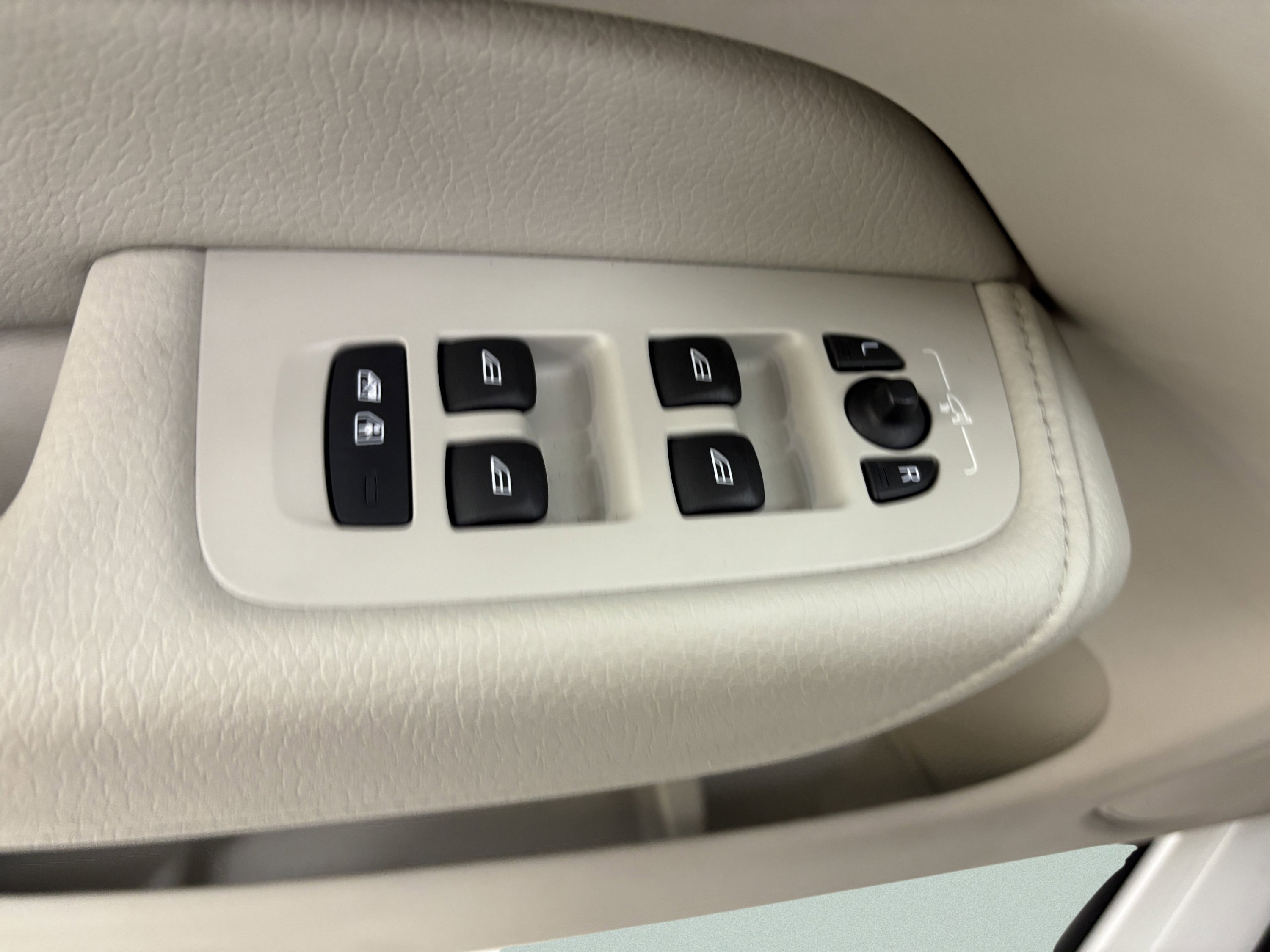 Used 2022 Volvo XC60 B5 Momentum image 27