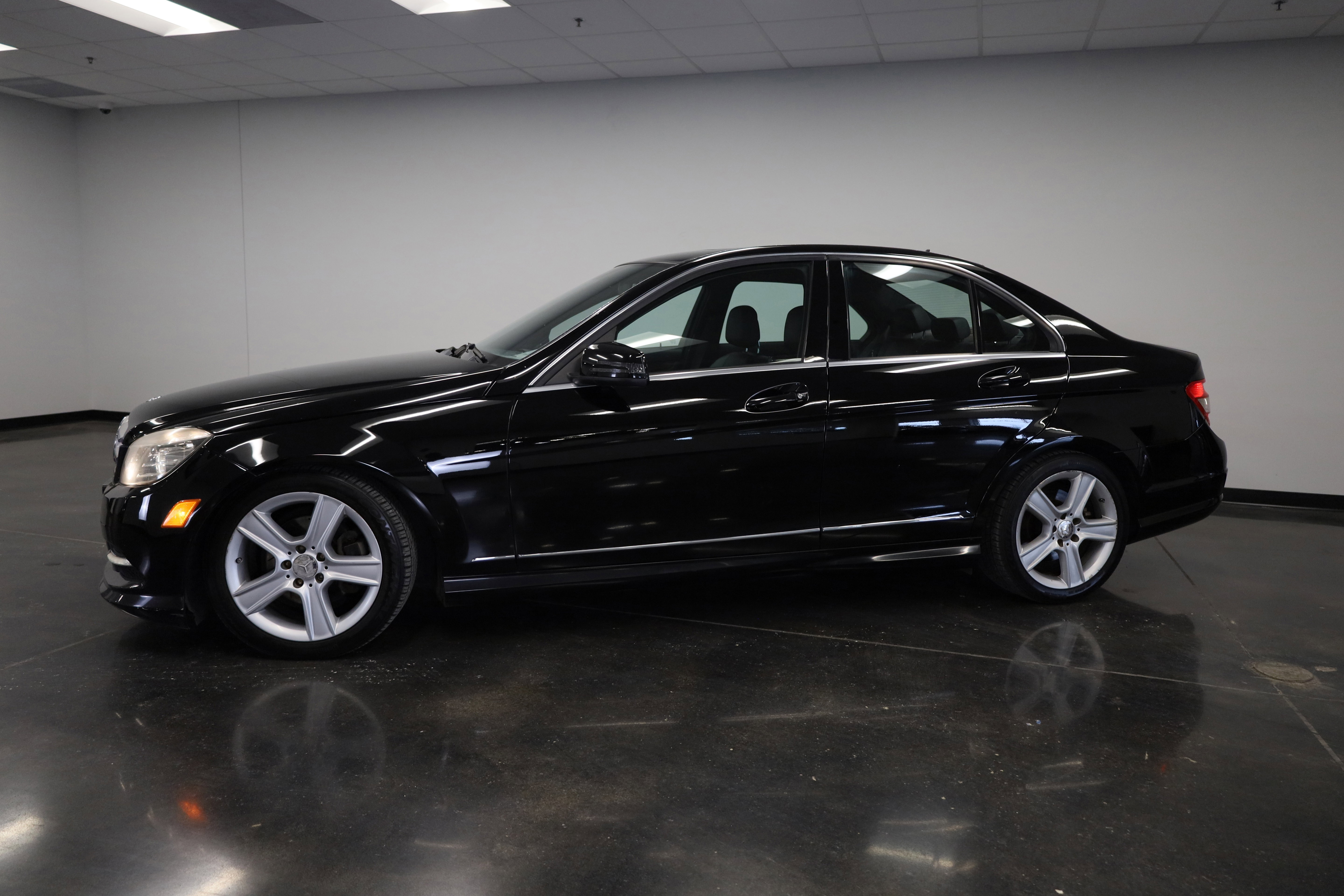 Used 2011 Mercedes-Benz C 300 4MATIC Sedan image 5