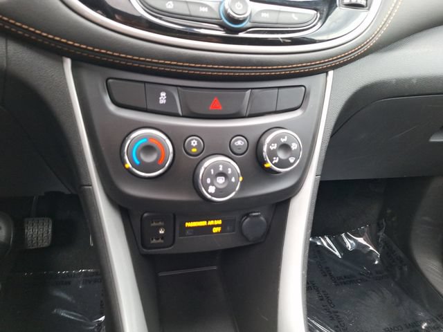 Used 2020 Chevrolet Trax LT w/ Sun & Sound Package FWD image 17