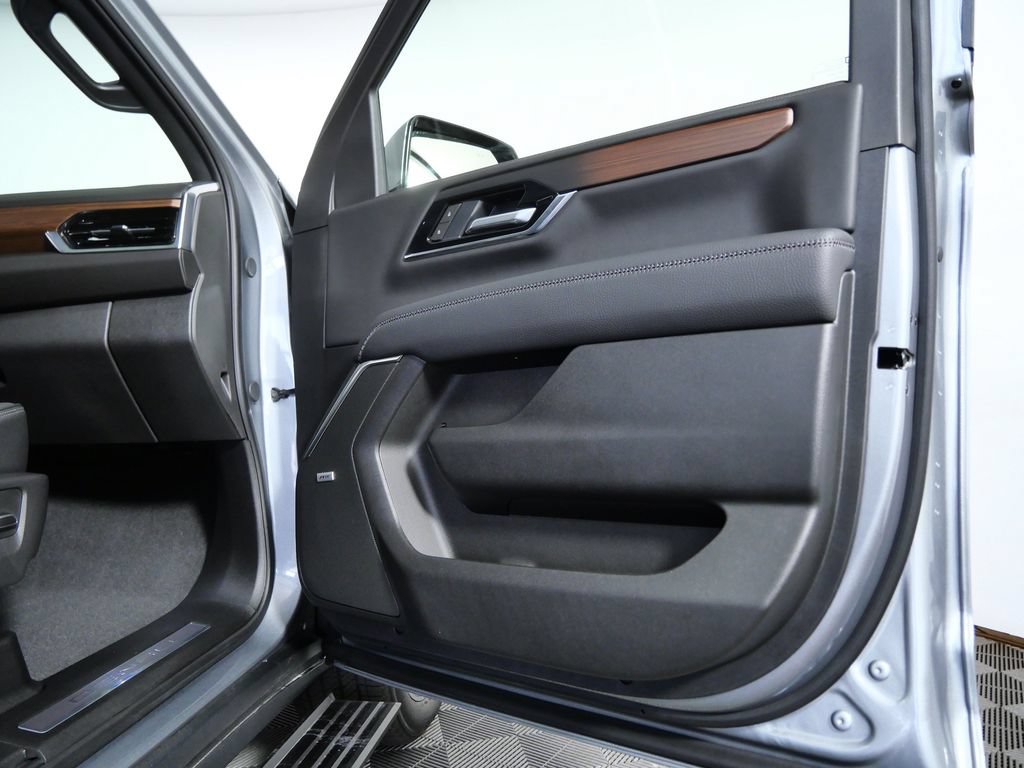 Used 2025 GMC Yukon Denali w/ Sun & Power Step Package AWD/4WD image 10