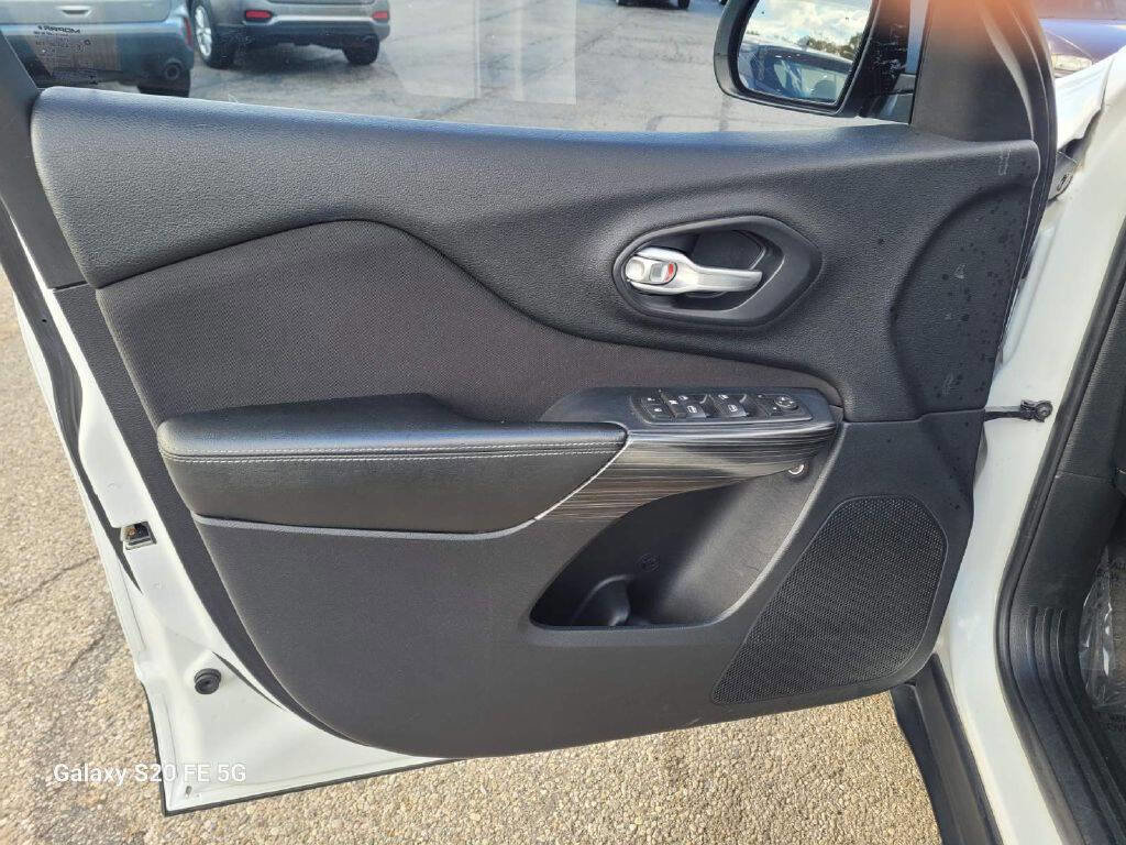 Used 2016 Jeep Cherokee Sport image 8