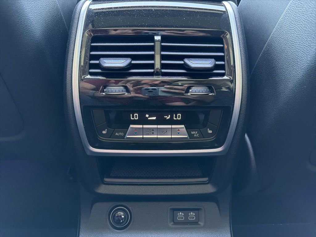 Used 2024 BMW X7 xDrive40i w/ Premium Package image 17