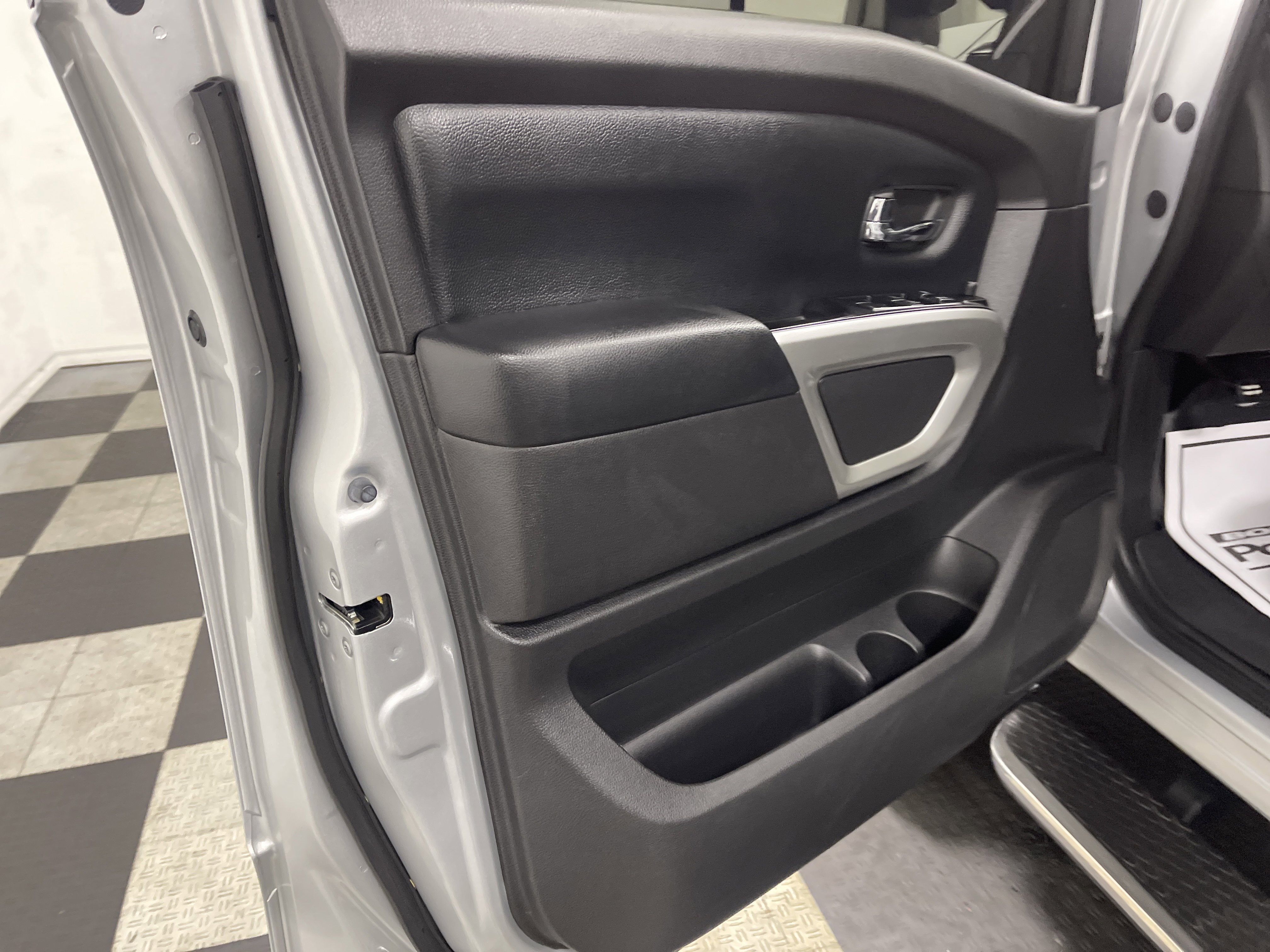 Used 2018 Nissan Titan SV w/ SV Convenience Package AWD/4WD image 10