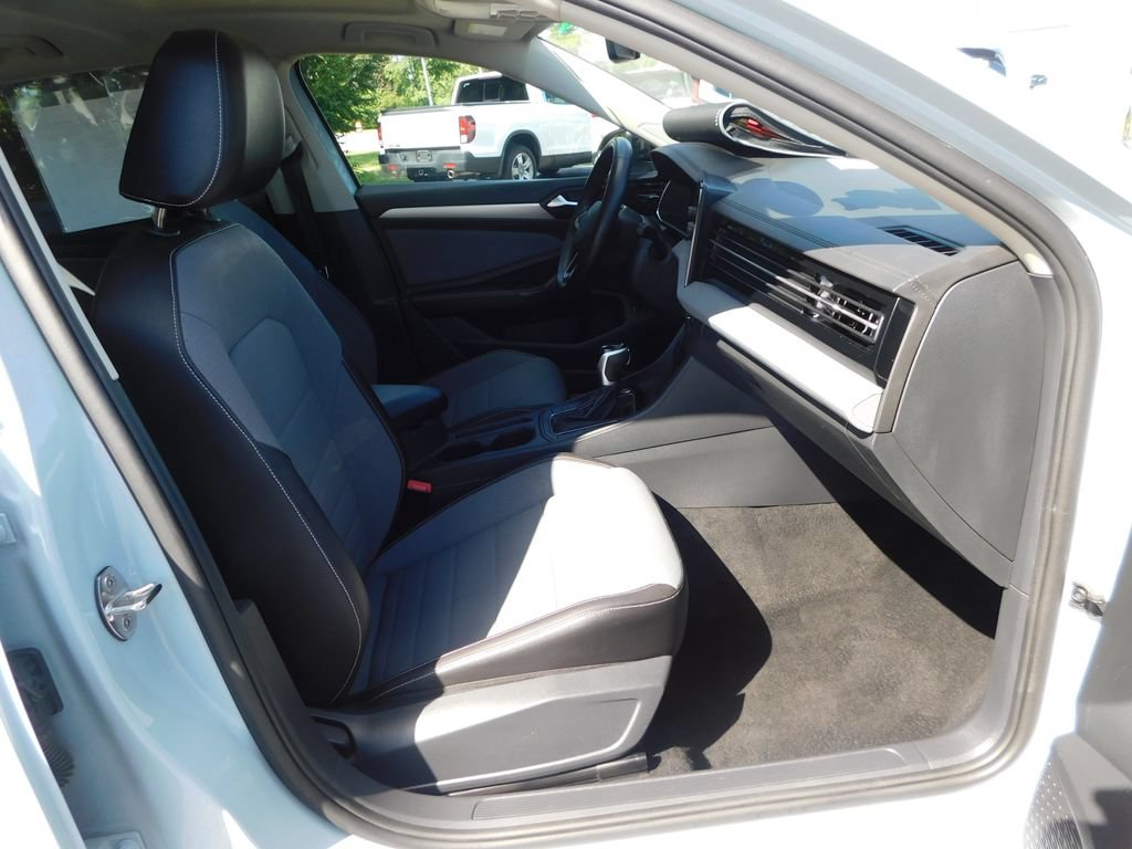 Used 2025 Volkswagen Jetta SE FWD image 18