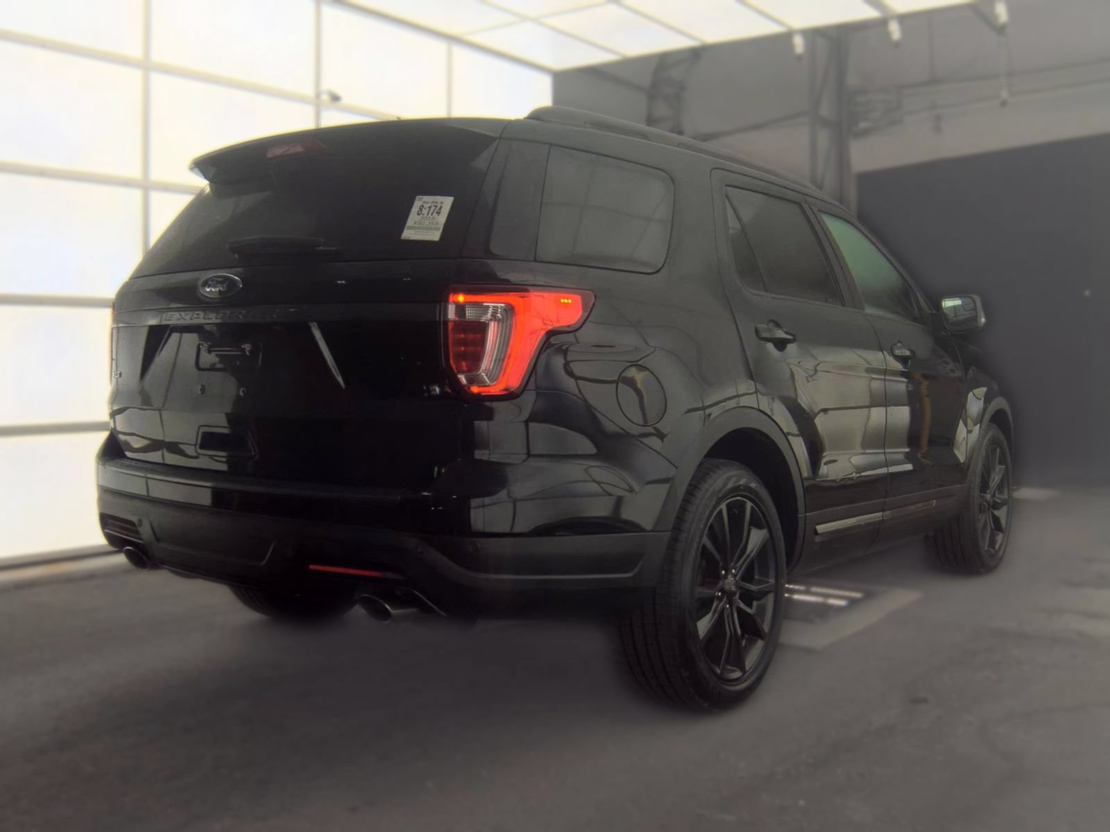 Used 2018 Ford Explorer XLT w/ Equipment Group 202A FWD image 3