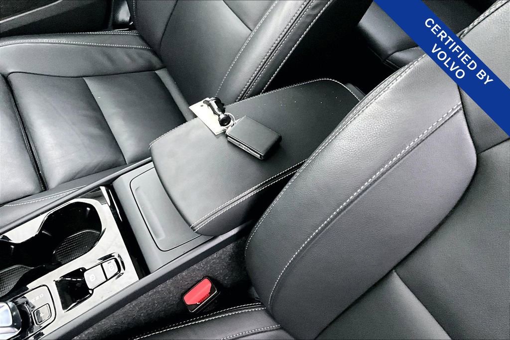 Used 2025 Volvo XC40 B5 Plus image 14
