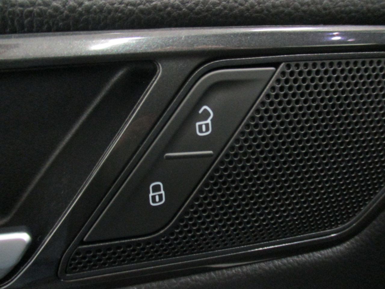 Used 2024 Volkswagen Tiguan SE image 17