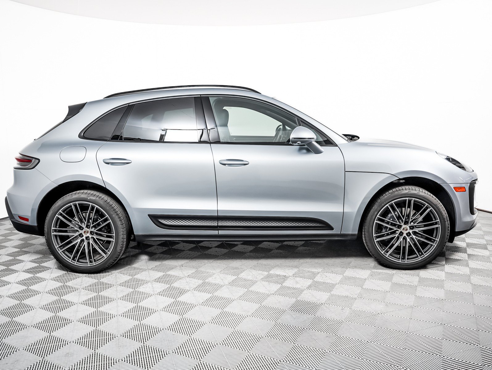 Certified 2026 Porsche Macan AWD/4WD image 9