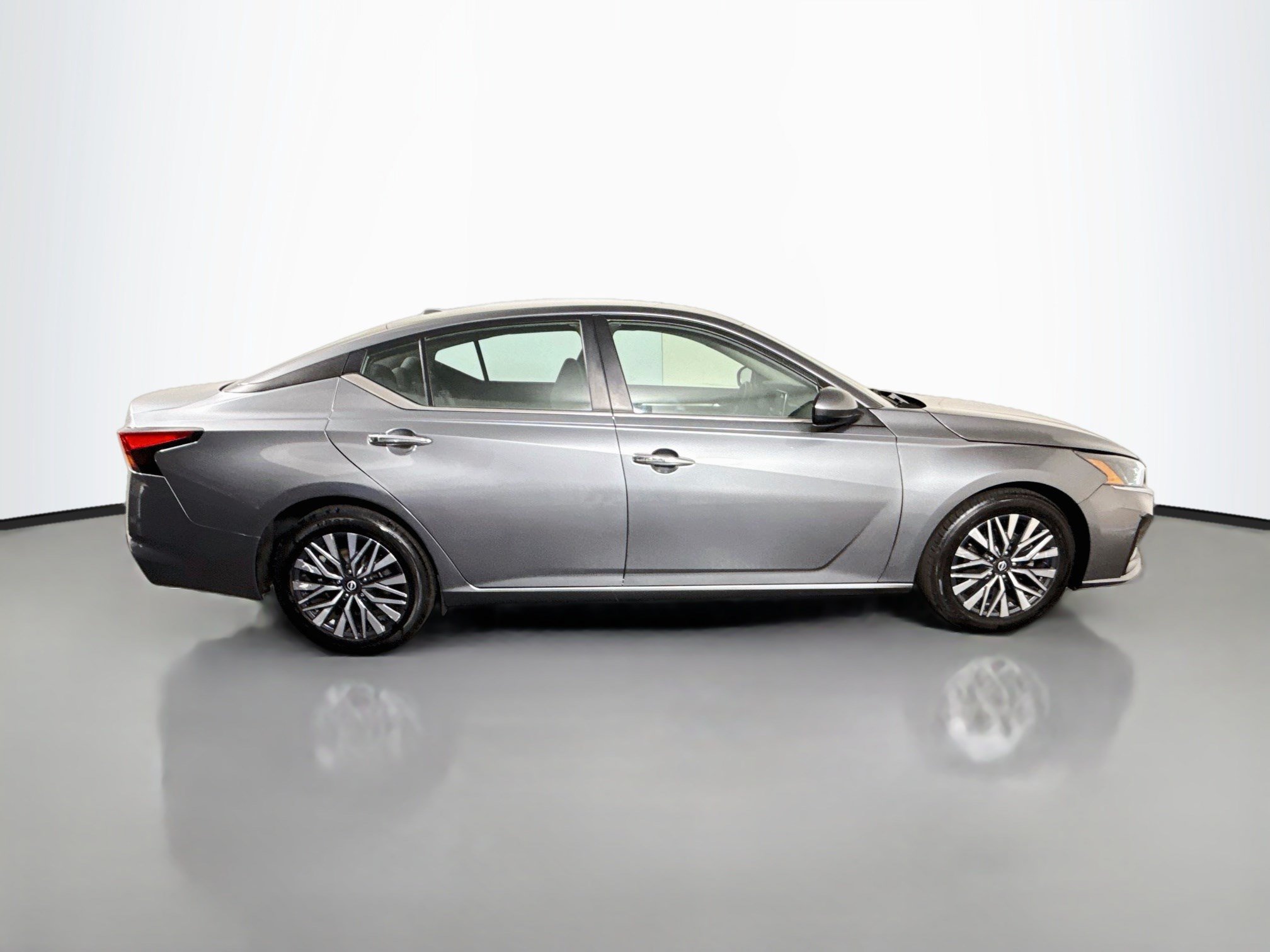 Used 2023 Nissan Altima 2.5 SV FWD image 11