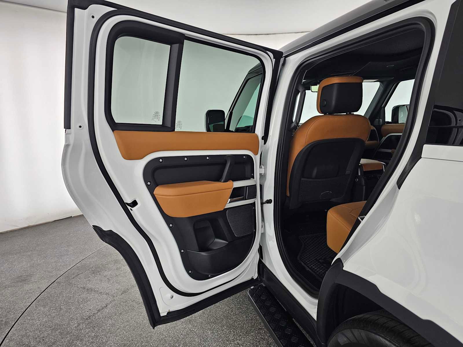 Used 2024 Land Rover Defender 110 SE image 15