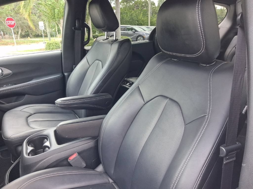 Used 2025 Chrysler Pacifica Select FWD image 19