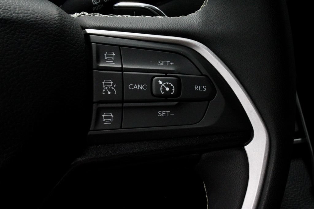 Used 2023 Jeep Grand Cherokee Altitude AWD/4WD image 28