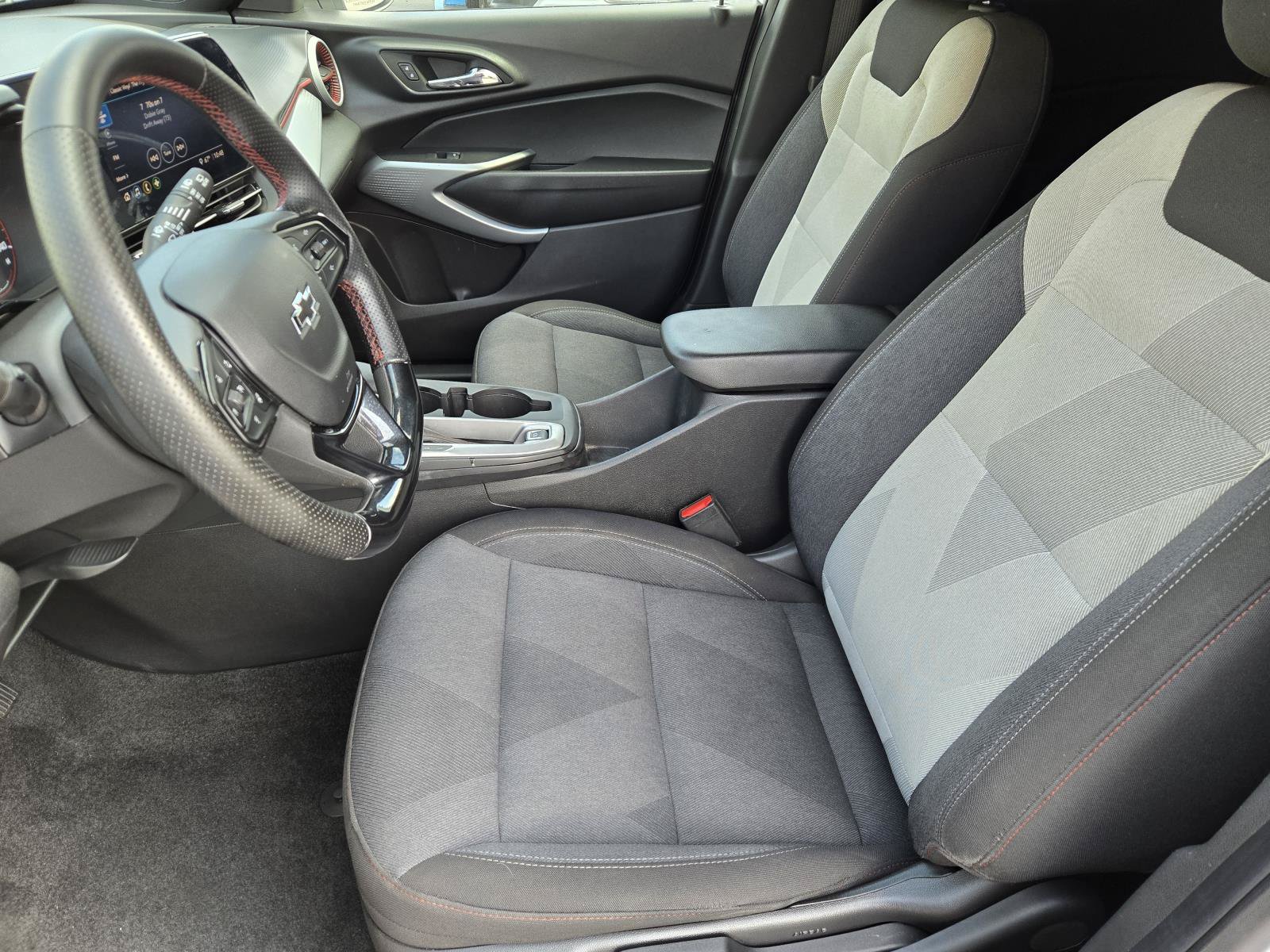 Used 2024 Chevrolet Trax RS w/ Sunroof Package FWD image 21