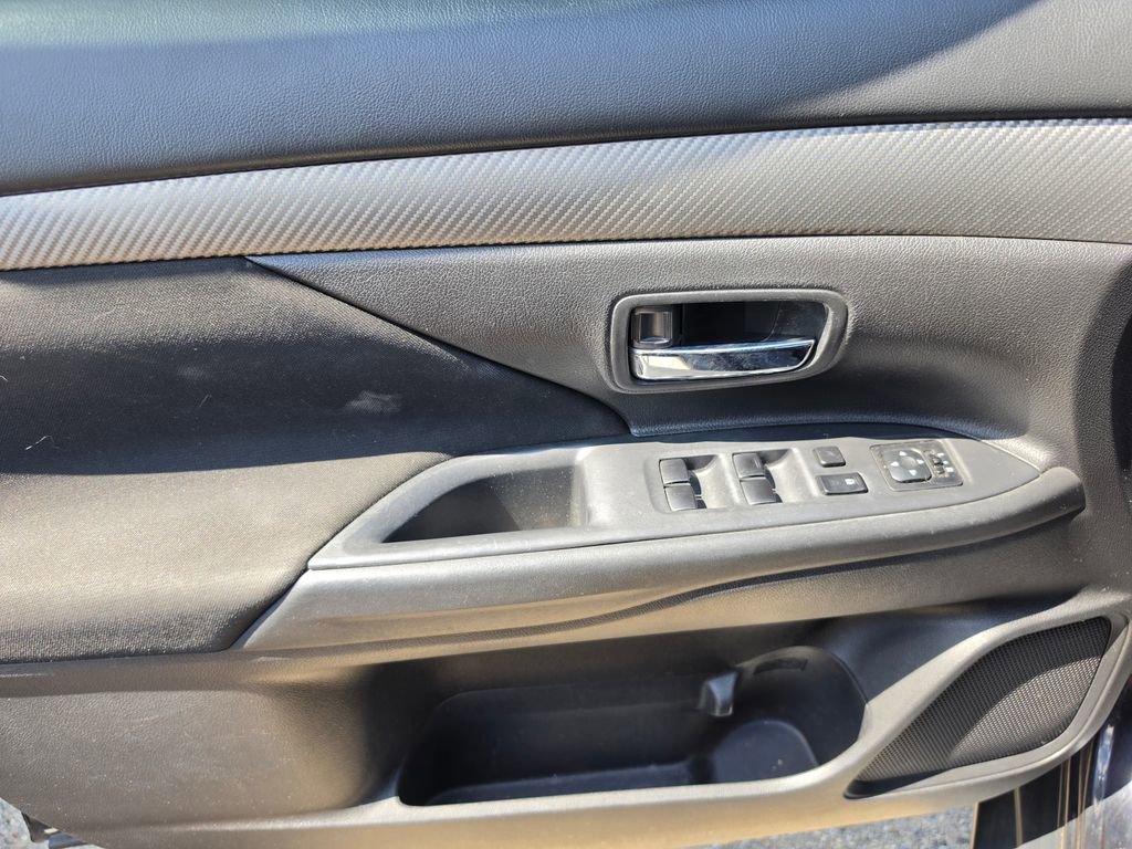 Used 2018 Mitsubishi Outlander SE FWD image 5