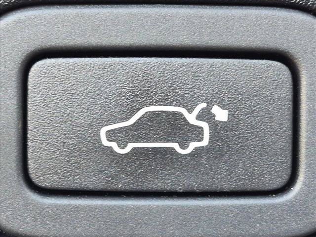 Used 2014 Jaguar XJ R RWD image 16