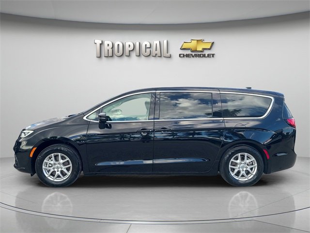 Used 2024 Chrysler Pacifica Touring-L image 2