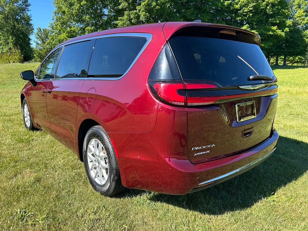 Used 2023 Chrysler Pacifica Touring-L FWD image 6