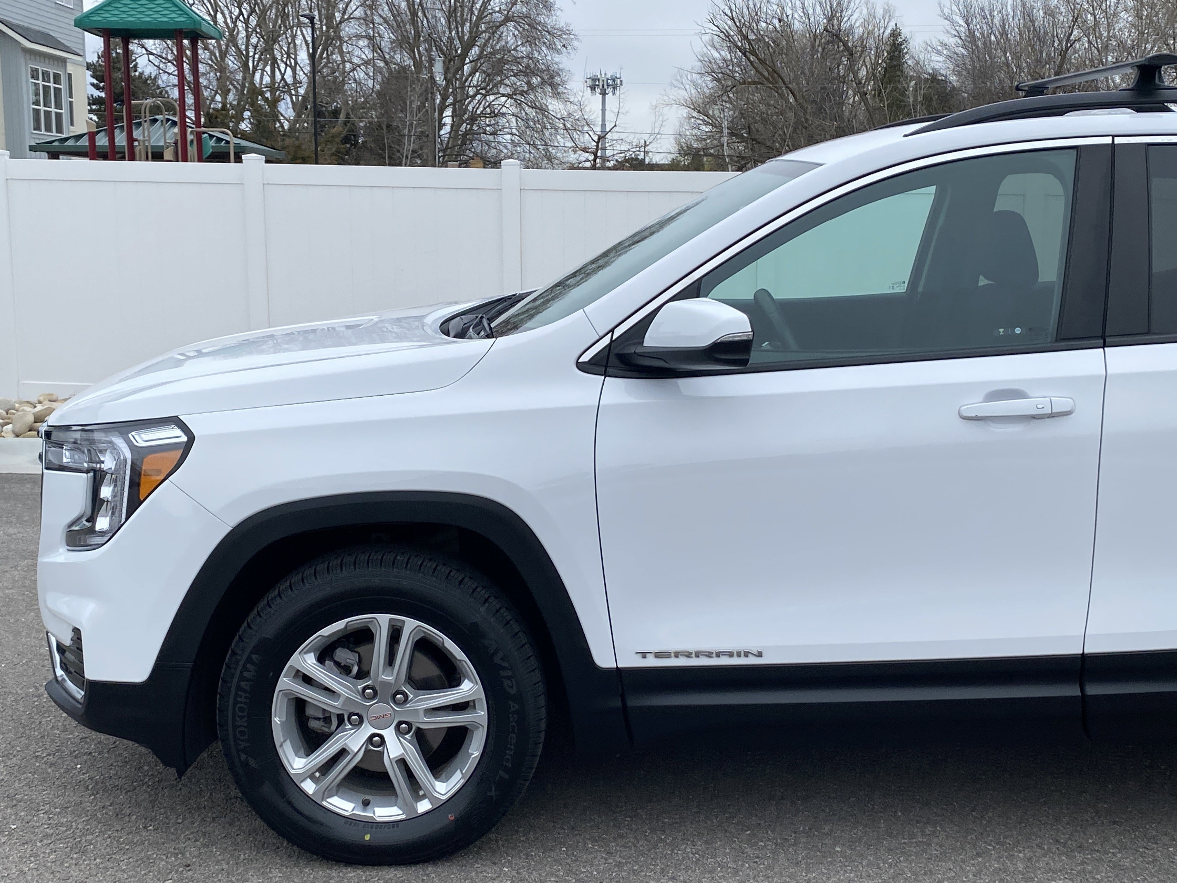 Used 2023 GMC Terrain SLE w/ Driver Convenience Package image 2