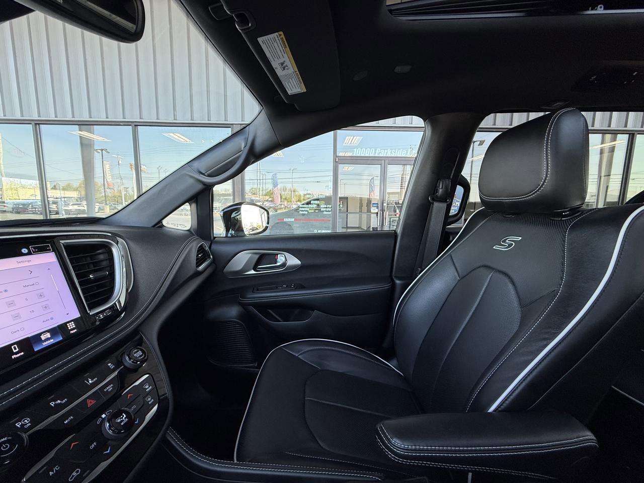 Used 2023 Chrysler Pacifica Limited w/ S Appearance Package FWD image 26