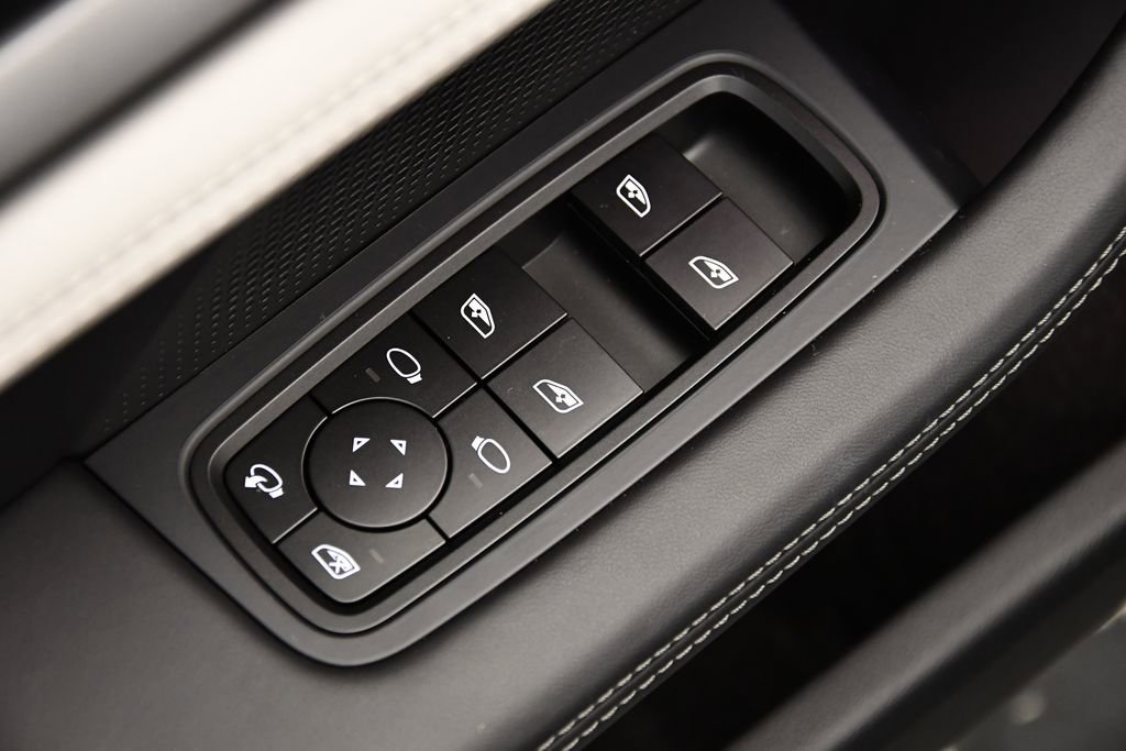 Used 2025 Porsche Taycan image 36