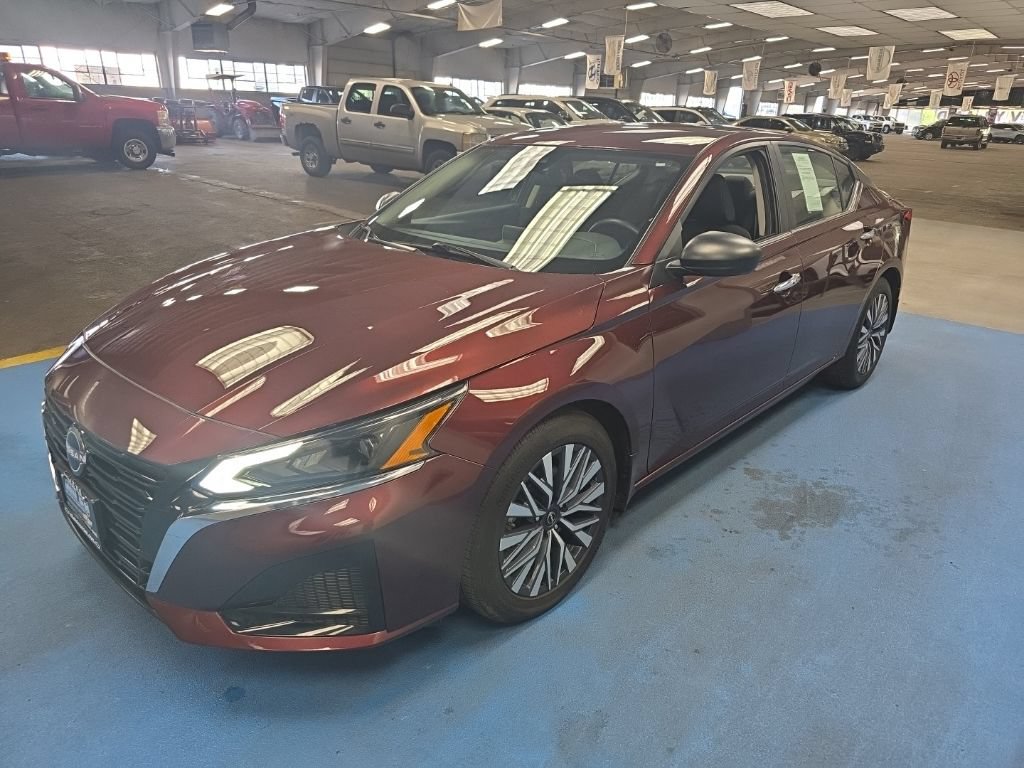 Used 2024 Nissan Altima 2.5 SV FWD image 12