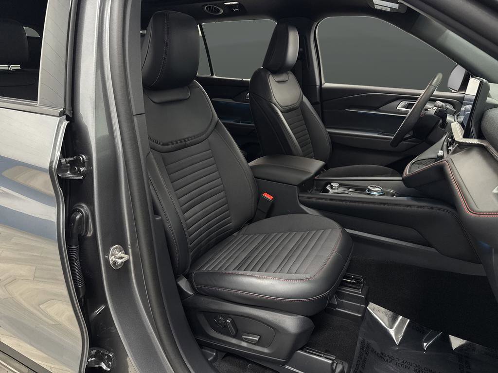 Used 2025 Ford Explorer ST-Line w/ Premium Package image 33