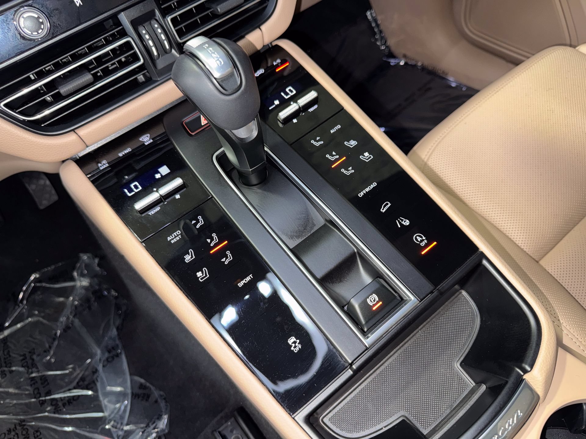 Used 2025 Porsche Macan Turbo AWD/4WD image 28