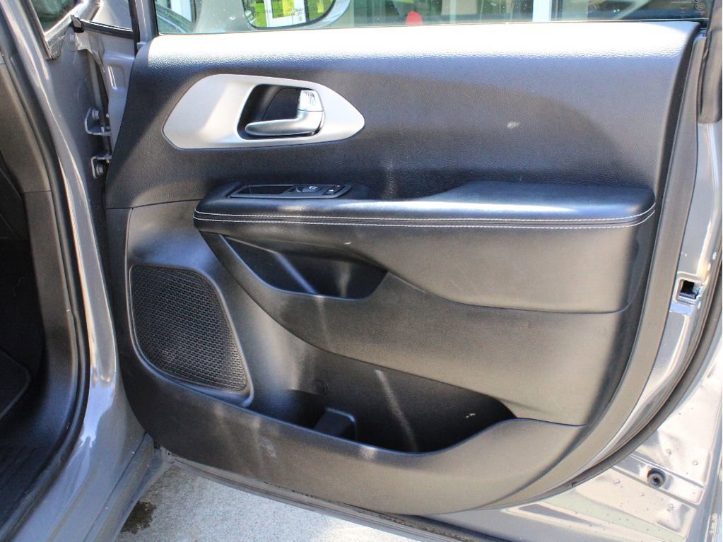 Used 2022 Chrysler Pacifica Touring-L w/ S Appearance Package FWD image 24