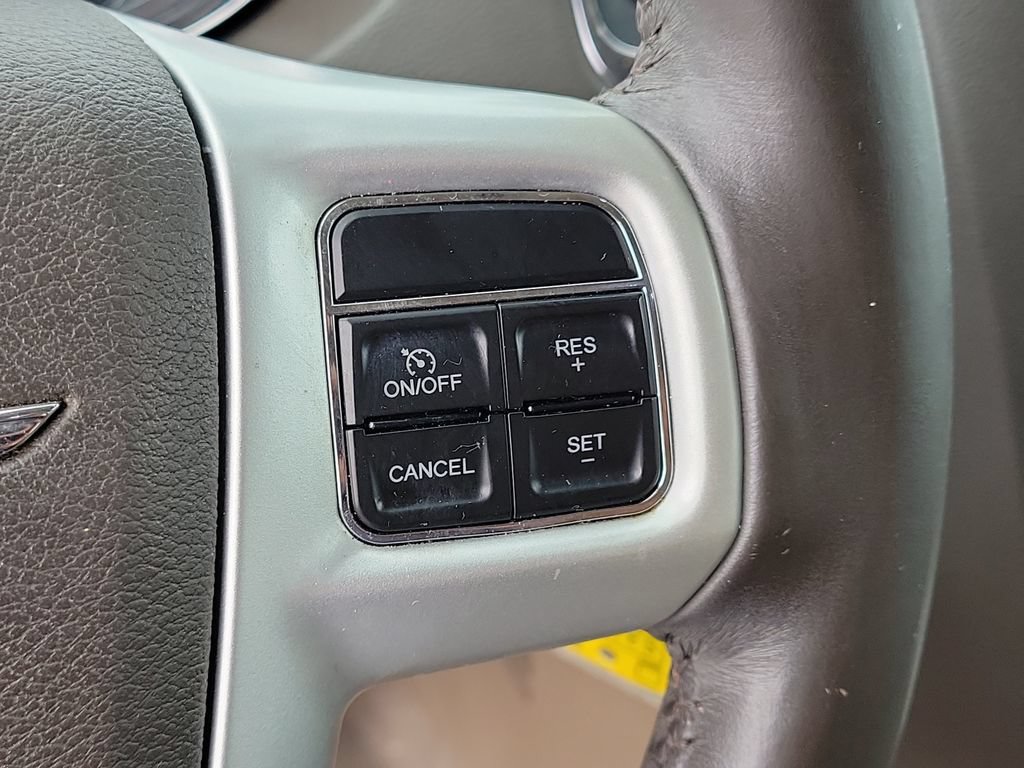 Used 2014 Chrysler Town & Country Touring FWD image 28