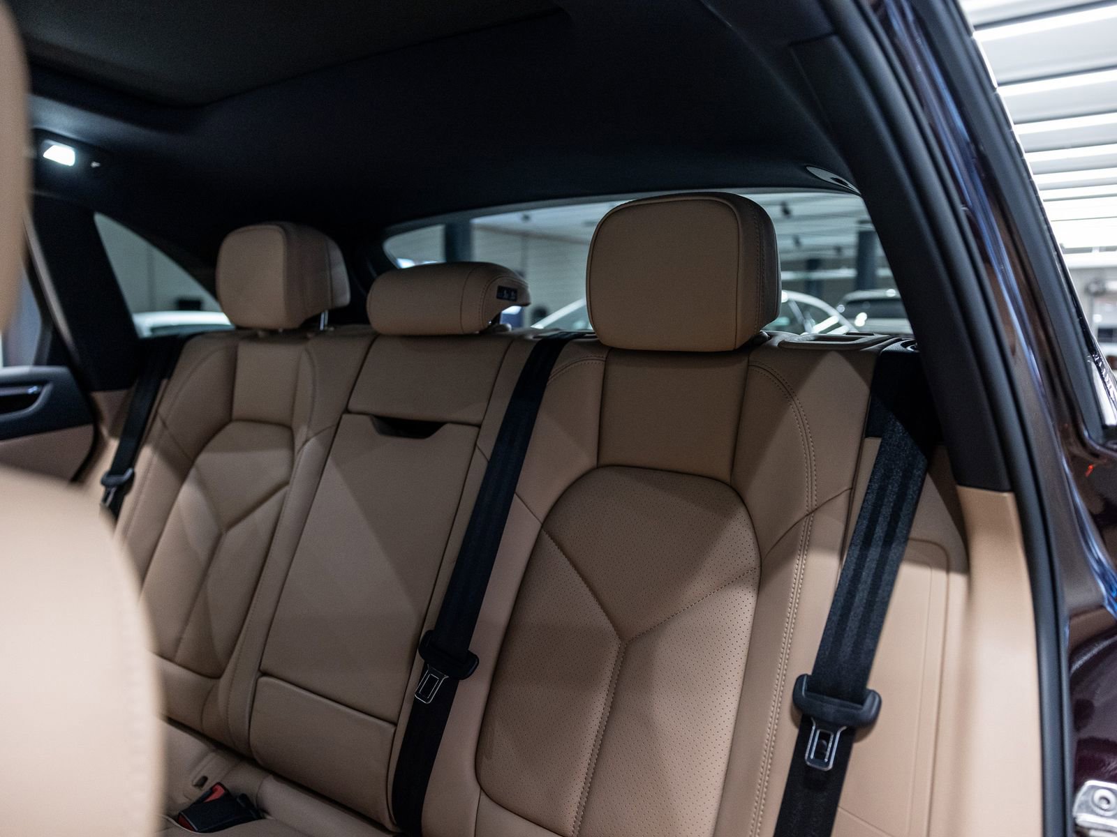 Certified 2024 Porsche Macan AWD/4WD image 30